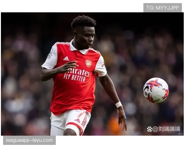 年轻球星萨卡引爆社媒，引领足球新风尚