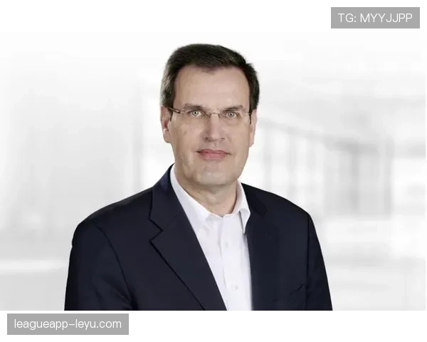 萨卡沉稳应对英媒聚焦,稳健表现引热议