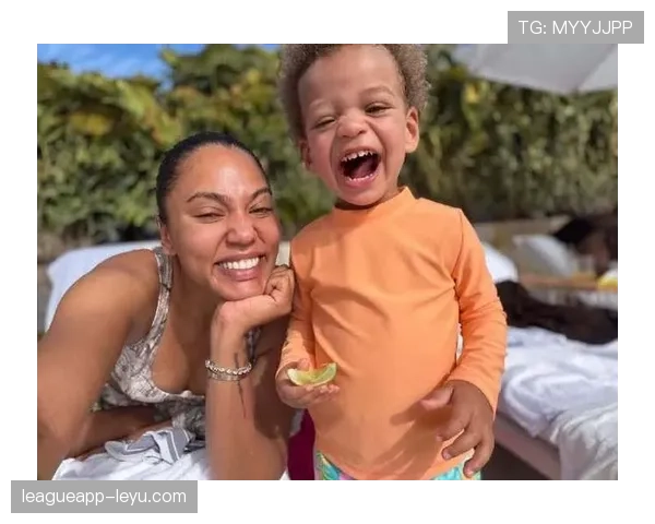 库里真是带孩子打篮球？场上冠军，家里秒变小奶爸模式！