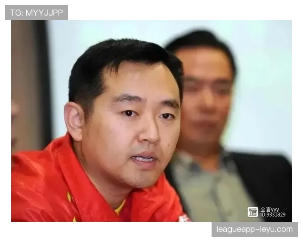 孔令辉这张街拍，球迷看到教练，路人看到有钱邻居